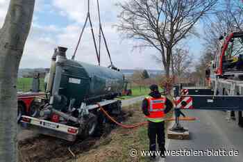 Willebadessen: 27.000-Liter-Güllefass kippt bei Niesen in den Graben
