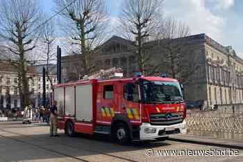 Duikers van brandweer moeten uitrukken nadat stuk muur van justitiepaleis afbrokkelt en in water belandt