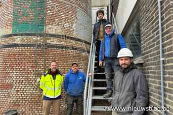 “Een gevaarlijke stiel?”: vader en zoon beklimmen 40 meter hoge schoorsteen met kleine laddertjes om 7 meter bij te metselen