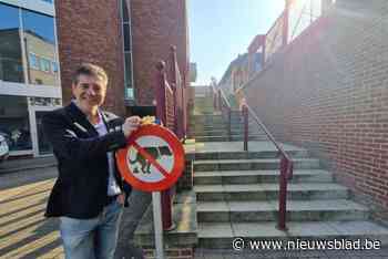 Trappen aan stadhuis worden al enkele weken besmeurd met hondenpoep: “Op bijna elke trede ligt ’s ochtends een drol”