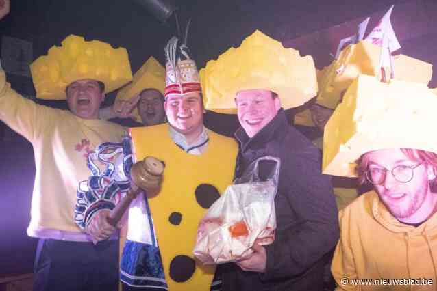 Officieuze prins Sjalen (28) doet worp naar echte scepter: “Als prins van cafeekescarnaval gaan we nu voor de officiële titel”