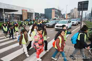 Goed gezien? Lange fluostoet kronkelt door Ledeberg: “Hopelijk onthouden de leerlingen dit voor altijd”