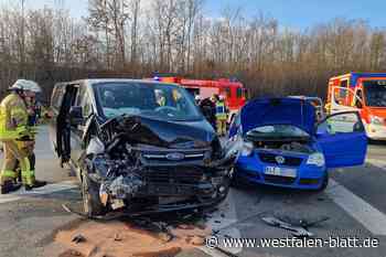 A44-Auffahrt in Warburg: Familie mit Kind bei Unfall verletzt