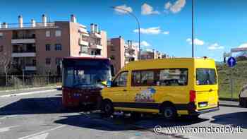 Incidente a Roma, mezzo Atac si scontra frontalmente contro scuolabus: 4 feriti. Due sono gravi