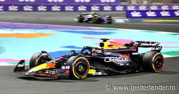 Max Verstappen klokt derde tijd in avondtraining vol ‘close calls’, Fernando Alonso is het snelst