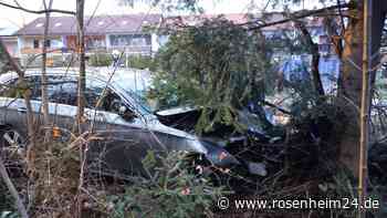 Mercedes kommt bei Waldkraiburg von Straße ab und fällt Baum – Fahrer verletzt