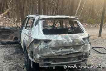 Auto brandt uit op parking van zwembad in Maasmechelen