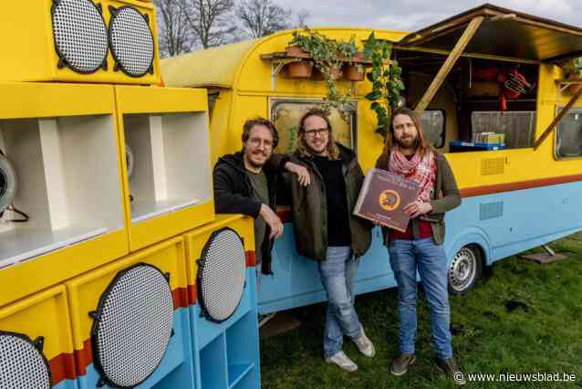 Vrienden bouwen oude caravan om tot rijdend reggae-station met soundsystem vernoemd naar opa: “Hij hoopt dat we er niet doof van worden”