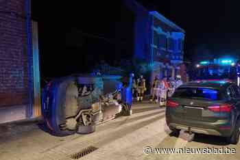 Auto tikt geparkeerde wagen aan en komt op zijkant tot stilstand