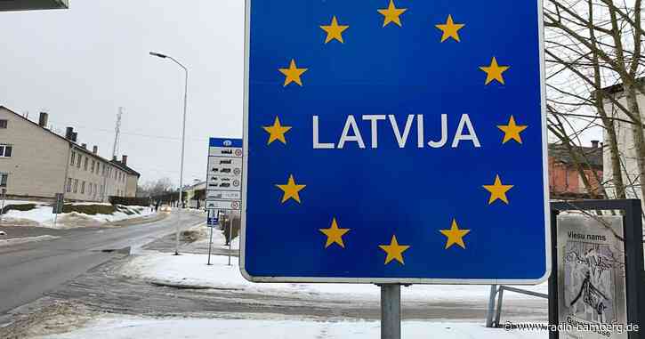 Lettland ordnet erste Ausreisen von Russen an