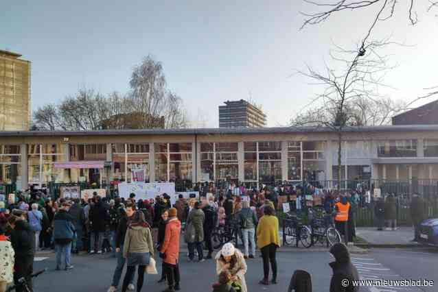 Ouders verzamelen zich in actiecomité ‘Red onze scholen’ tegen sluiting van klassen in Schaarbeekse school: “Maar dit is niet de enige school met een nijpend lerarentekort”