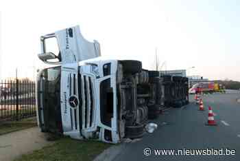 Truck geladen met tonnen varkensvlees kantelt in bocht