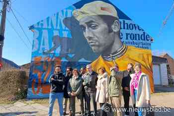 Eddy Merckx op muurschildering in geboortedorp Kiezegem