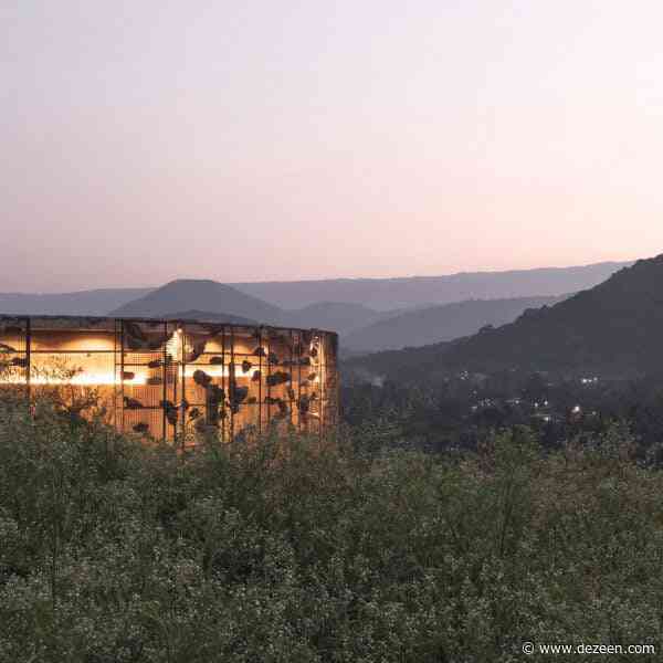Gabion walls filled with stone "camouflage" Indian home by Earthscape Studio