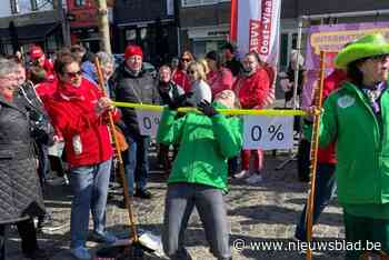 Vakbondsleden doen limbodans op internationale vrouwendag: “Vrouwen bij dienstenchequebedrijven moeten zich dubbel plooien”