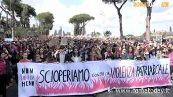 VIDEO | Una marea fucsia invade le strade di Roma: è il corteo transfemminista dell’8 marzo