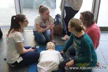 Honderden jongeren gaan op ‘Zorgsafari’ in Leuven en Vilvoorde: “Info- en beleefbeurs laat hen kennismaken met jobs in de zorg”
