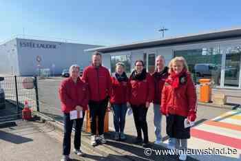 Vakbond ABVV deelt zakdoekjes uit aan bedrijfspoort: “Strijd voor gelijkheid is vaak nog om te wenen”