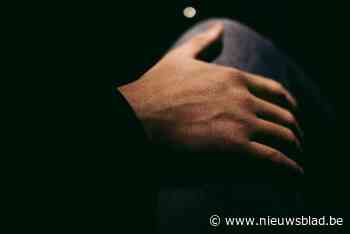 Stiefgrootvader riskeert 3 jaar cel omdat hij naast kleinzoon (11) masturbeert en kinky foto’s van oma toont