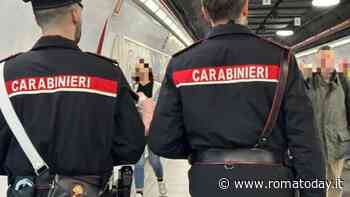Scavalca i tornelli della metro, poi sputa e si scaglia contro l'addetto alla vigilanza