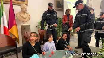 Femministe interrompono l'incontro in Campidoglio per l'8 marzo: "Basta femminicidi"