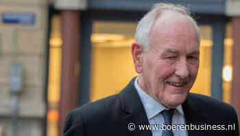 Rechtse vier weer om tafel in schurende formatie