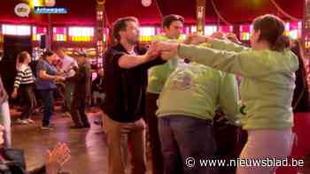 Senioren en studenten dansen op TD Pensionné