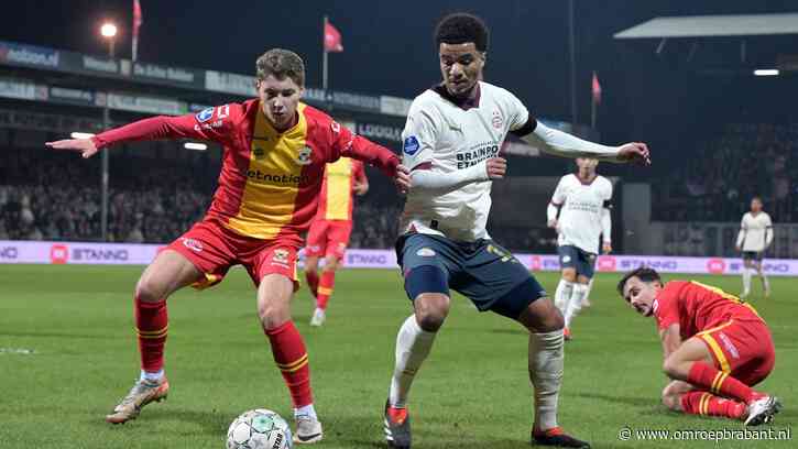 PSV blijft ongeslagen in de competitie na benauwde zege in Deventer