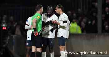Peter Bosz ergert zich aan rode kaart van PSV: ‘Ik vond dat zo vreselijk slecht gefloten’
