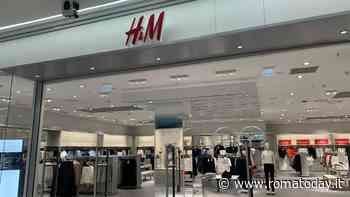 Il negozio di H&M chiude. È corsa contro il tempo per salvare i lavoratori