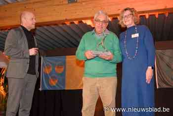 Scheidsrechter Frans Van den Wyngaert ontvangt Ekerse carrièreprijs: “Als je al zolang gestopt bent, verwacht je geen prijzen meer”