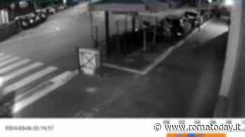 VIDEO | Sale sul marciapiedi e ruba i tavolini del bar, ladro filmato in azione