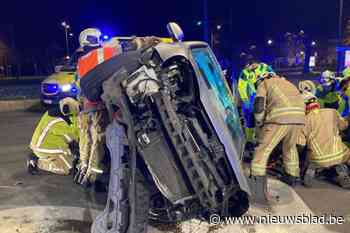 Voorbijgangers verhinderen dat voertuig passagier verplettert: twee personen ernstig gewond na zwaar verkeersongeval