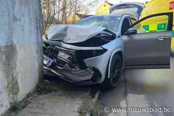 Auto belandt tegen brugpijler in Hoeselt