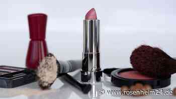 Foundation, Puder und Co.: Mit diesen Hausmitteln entfernt Ihr Make-up aus der Kleidung