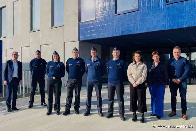Vijf nieuwe krachten en drie commissarissen leggen eed af bij politiezone Vlas