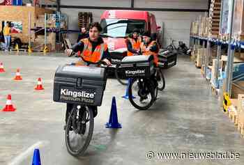 Fietskoeriers Kingslize Pizza volgen als eerste opleiding om zich veilig in verkeer te begeven: “Een ongeluk is gauw gebeurd”