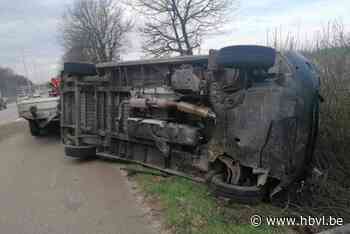 Lichte vrachtauto met aanhangwagen kantelt op E313 in Hasselt