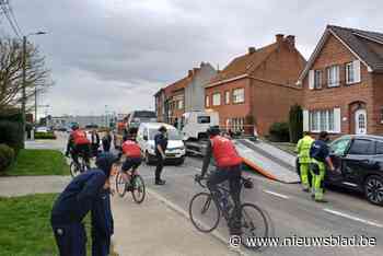 Drie voertuigen botsen zwaar: twee inzittenden afgevoerd naar ziekenhuis