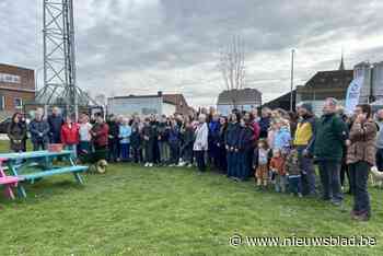 Buurtbewoners en politieke partijen komen samen op geliefd buurtplein: “We vrezen nog altijd dat het wordt verkocht”