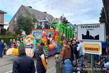 Massaal toegestroomd publiek geniet van feestelijke stoet in Veldwezelt