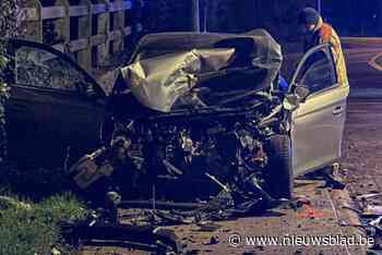 Voertuig knalt tegen geparkeerde wagen, bestuurder neemt de benen
