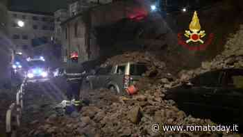 Paura a Roma, crolla muro di cinta: auto sepolte dalle macerie