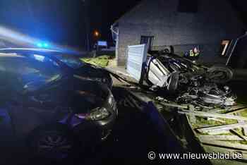 Auto crasht op dak in Reppel: twee inzittenden gewond