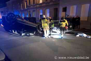 Bestuurster knalt tegen geparkeerde wagen, haar nieuwe wagen slaat over de kop