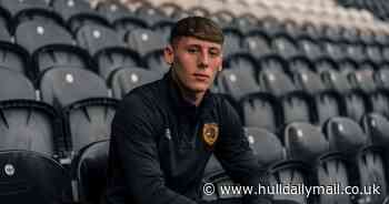 Striker makes surprise transfer move after Hull City agree contract decision