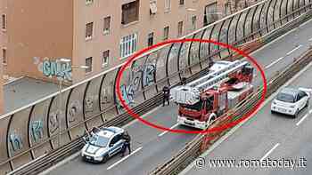 Chiusa la Tangenziale est, il vento forte stacca i pannelli antirumore