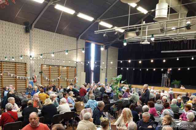 Vrijwilligers genieten van feestontbijt