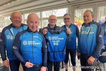 Wielertoeristenclub Donatusvrienden zet oudste lid Julien (90) in de bloemetjes: “65 kilometer kan ik nog perfect af”