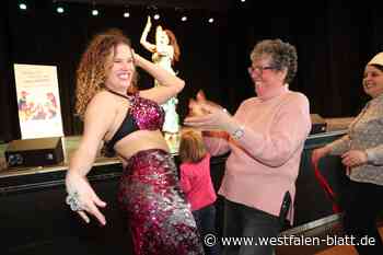 Frauen feiern sich voller Lebensfreude